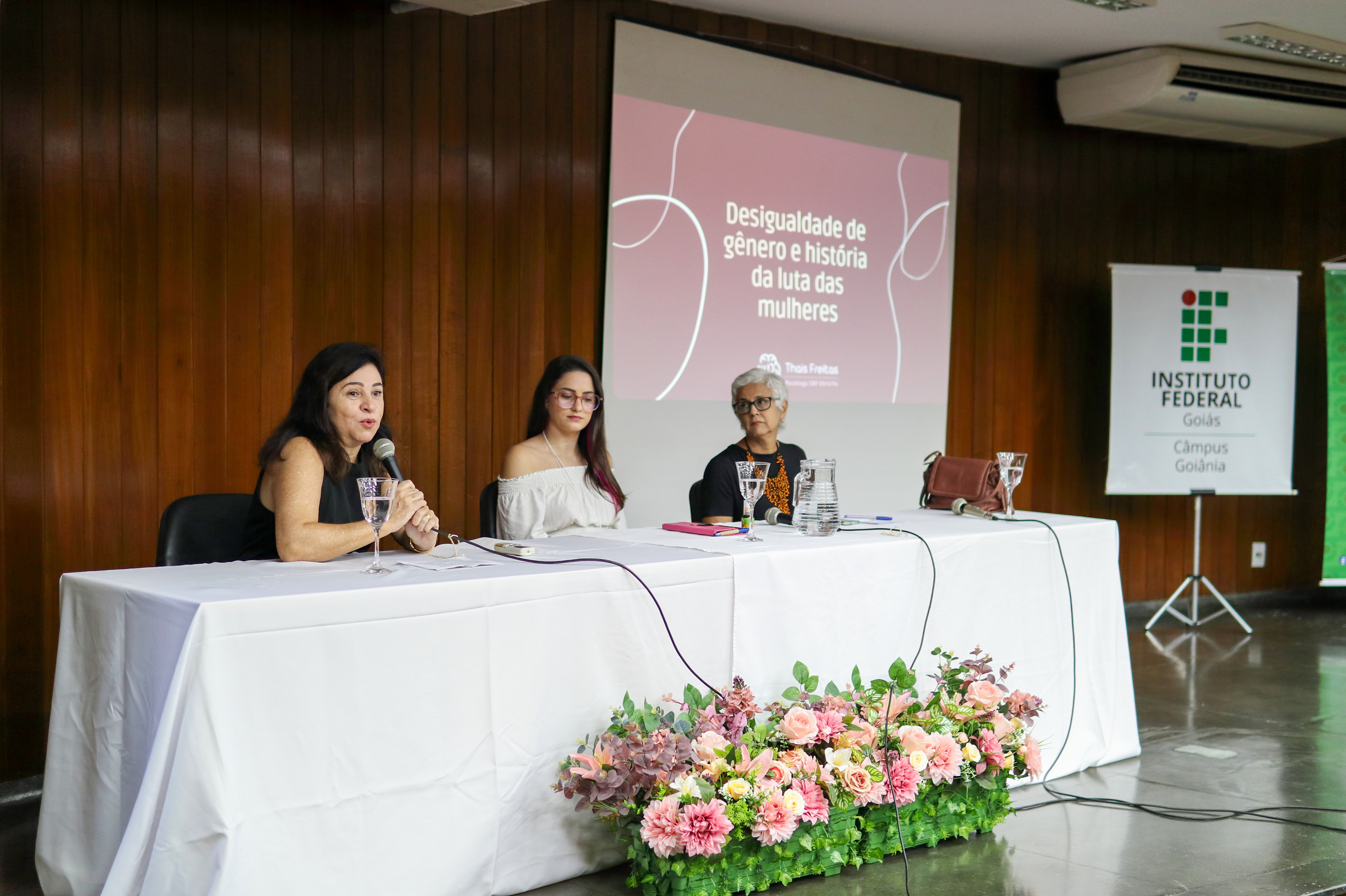 Palestra: “Desigualdade de Gênero e História da Luta das Mulheres", foi ministrada pela psicóloga Thais Freitas e contou com a mediação da professora aposentada e integrante da diretoria do Sintef-GO, Sônia Lobo, e mais a diretora-geral do Câmpus Goiânia, professora Adriana dos Reis Ferreira, no auditório Demartin Bizerra.